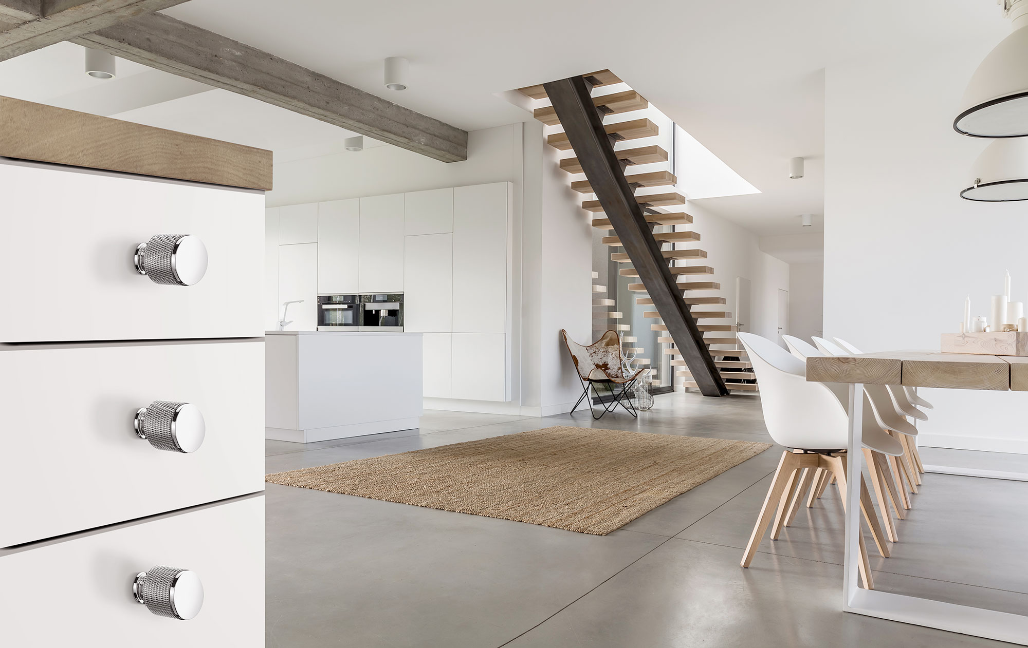 kromade knoppar i unik design i modernt betongkök